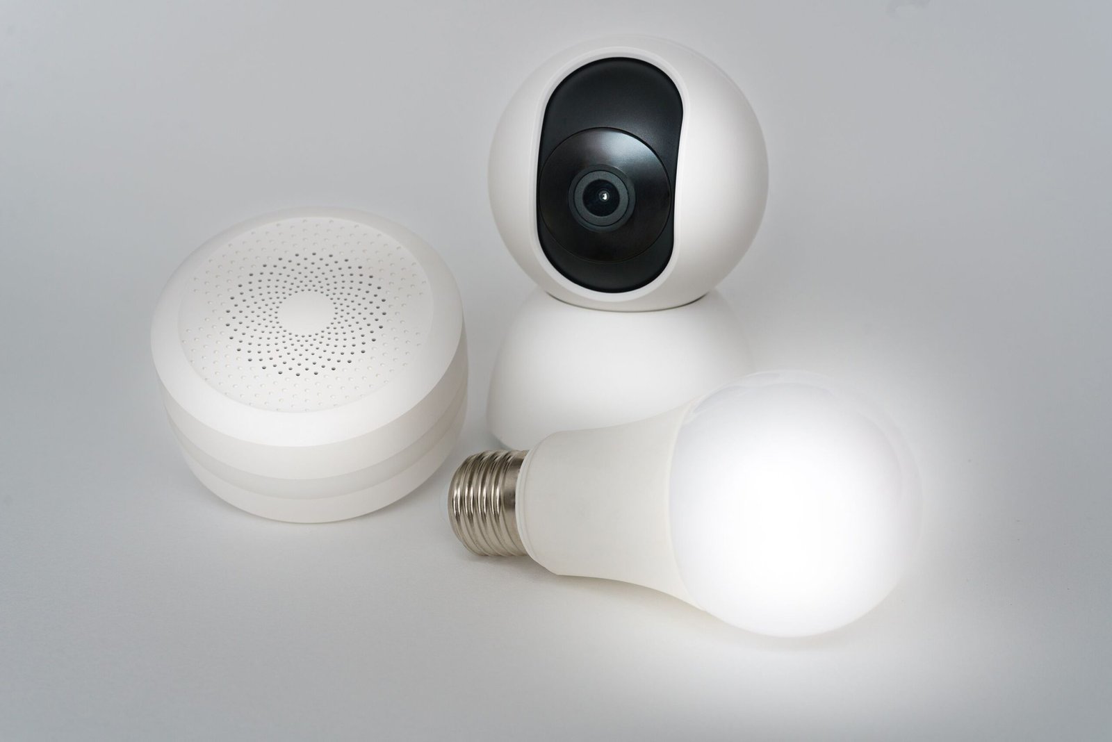 Camera Bulb: Smart security camera bulb with 360° coverage, motion detection, night vision, and easy Wi-Fi connectivity—perfect for home and office security. - Image 3