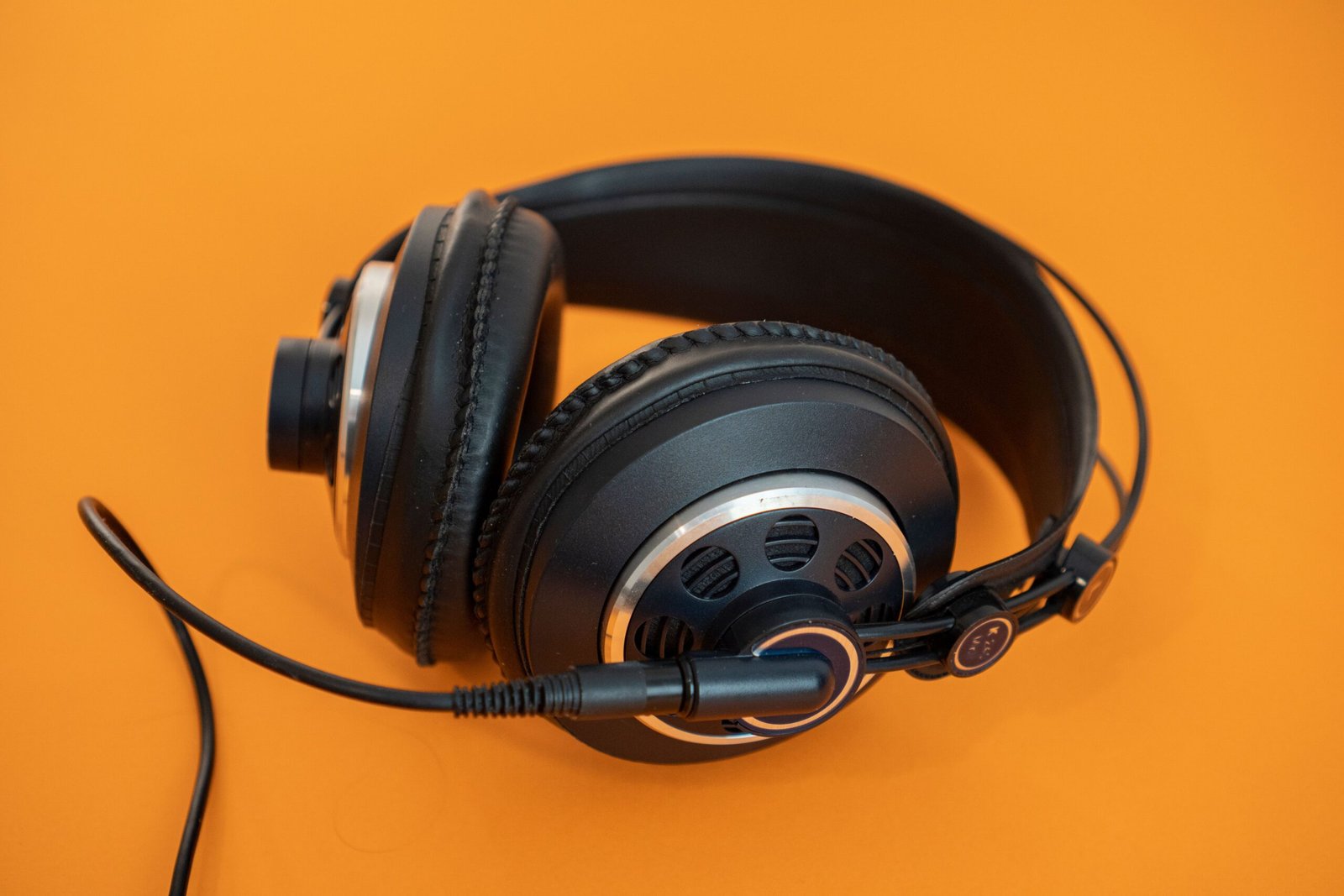 Premium Headphones for an Immersive Sound Experience - Image 2