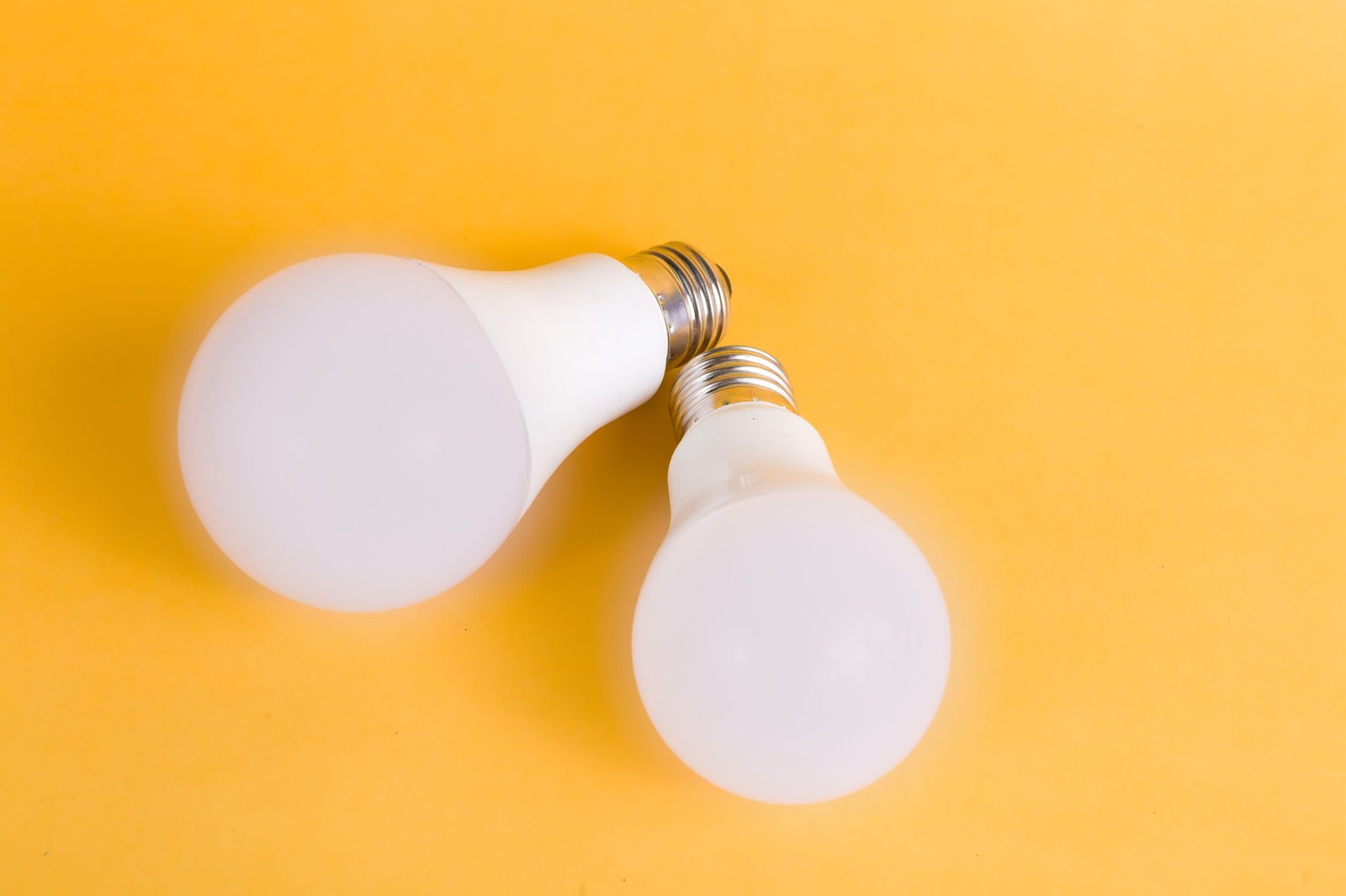 Camera Bulb: Smart security camera bulb with 360° coverage, motion detection, night vision, and easy Wi-Fi connectivity—perfect for home and office security. - Image 2